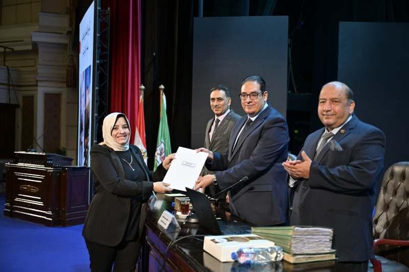 مجلس جامعة القاهرة يكرم فريق العمل المشارك فى التنظيم الناجح لزيارة الرئيس الفرنسي للجامعة