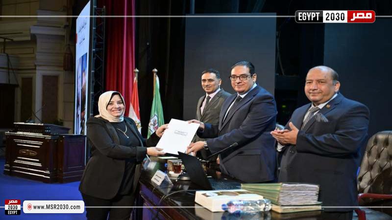تكريم فريق العمل المشارك فى التنظيم الناجح لزيارة الرئيس الفرنسي للجامعة