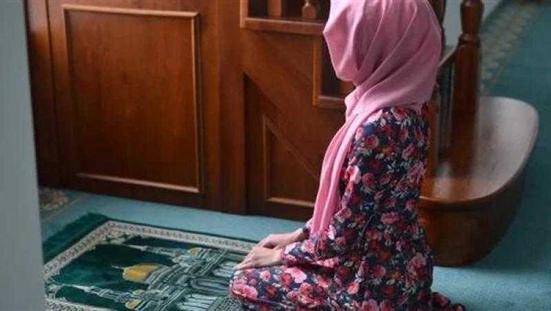 حكم صلاة الرجل جماعة بأهل بيته في وقتها؟ .. أمين الإفتاء يجيب