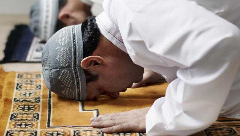 الإفتاء توضح موضع ابتداء الصف خلف الإمام