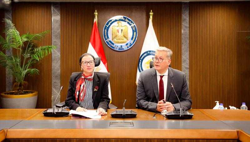 وزيرا البيئة والبترول يناقشان سبل خفض الإنبعاثات الكربونية في مصر