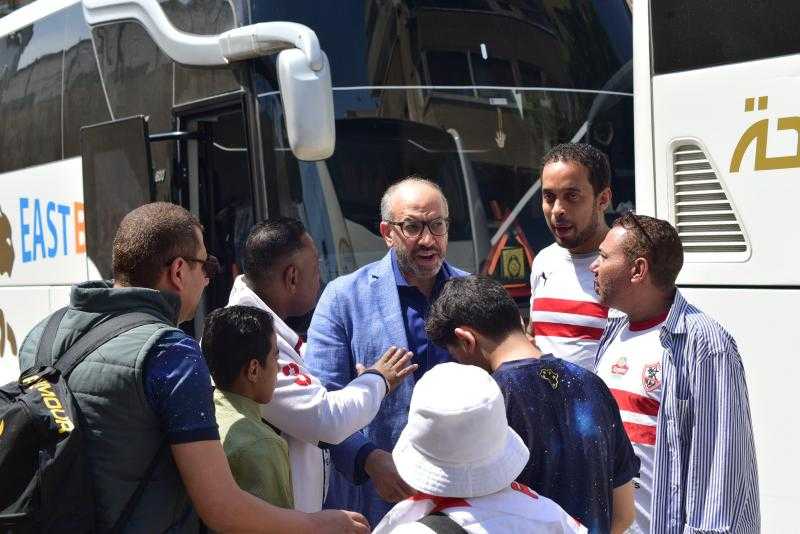 جماهير الزمالك تتوافد على مقر النادي للذهاب إلى ملعب برج العرب