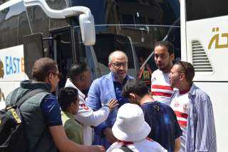 جماهير الزمالك تتوافد على مقر النادي للذهاب إلى ملعب برج العرب
