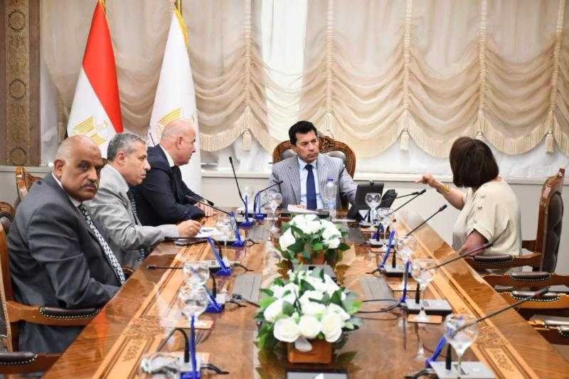 وزير الشباب والرياضة يستعرض مع مؤسسة مودة التنمية المتكاملة بمركز شباب الإمامين والتونسي