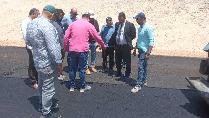 محافظ أسيوط: استمرار أعمال رصف طريق دير القصير ”إنشاء جديد” بطول 5 كم بتكلفة 30 مليون جنيه