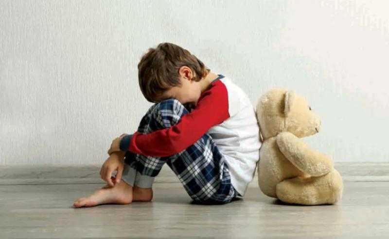 كلمات الأهل تصنع الفارق بين طفل واثق وآخر مهزوز.. استشاري يوضح