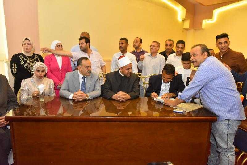 محافظ أسيوط يشهد حفل عقد قران عروسين من دور الأيتام ويوقع كوكيل للعروس