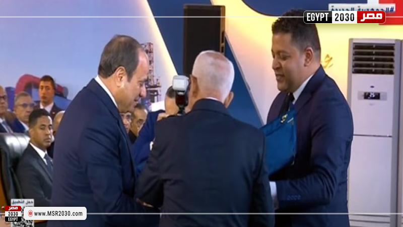 هدية تذكارية للرئيس السيسي