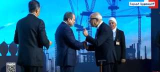 السيسي يكرم عددا من الكوادر العمالية خلال احتفالية عيد العمال