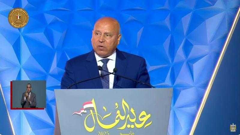 وزير الصناعة والنقل يستعرض جهود الدولة للنهوض بالقطاع الصناعي وزيادة الصادرات المصرية للأسواق الخارجية وتوفير فرص عمل جديدة وتأهيل العمالة
