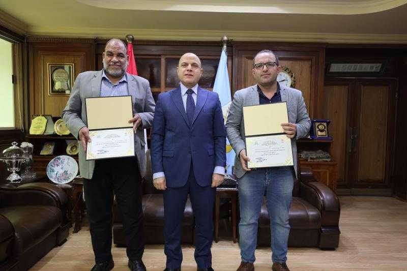 محافظ كفرالشيخ يُكرّم مدير عام ووكيل الشؤون القانونية تقديرًا لتميزهم فى آداء واجباتهم الوظيفية