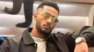 محمد رمضان يصلي في طائرته الخاصة