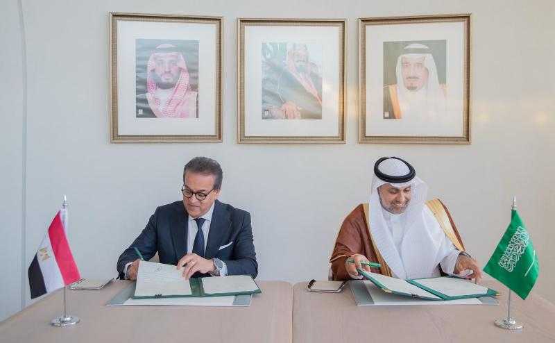 وزير الصحة يوقع مذكرة تفاهم مع نظيره السعودي للتعاون في عدد من المجالات الصحية الهامة لمواطني البلدين