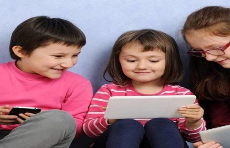 يصيبهم بالتوحد.. تحذير من استخدام الأطفال للموبايل والأجهزة الإلكترونية