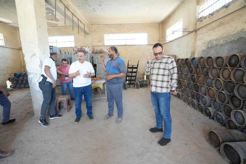 محافظ أسيوط يتفقد مستودع أسطوانات البوتاجاز بالجمعية التعاونية الزراعية بأبنوب