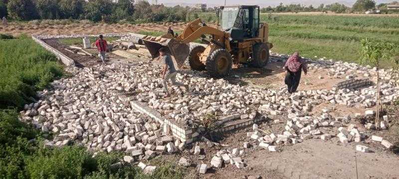 إزالة تعديات على أراضي أملاك الدولة بمدينة أرمنت بالأقصر