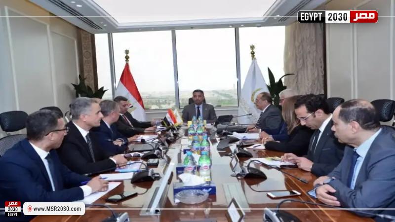 وزير التموين خلال الاجتماع