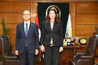 رئيس جامعة أسيوط يستقبل المدير التنفيذي لهيئة فولبرايت ومشرفي أول رسالة دكتوراه ضمن منحة الإشراف المشترك من الهيئة