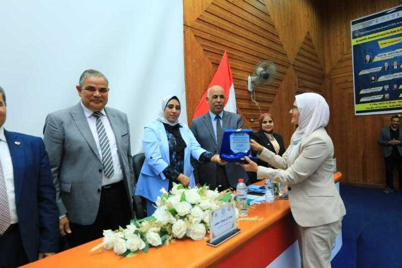رئيس جامعة كفر الشيخ يشهد انطلاق فعاليات المؤتمر الدولي الثالث والعلمى الخامس بكلية التمريض