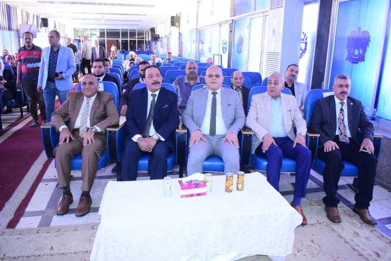 رئيس جامعة سوهاج يشهد مناقشة ماجستير بكلية الآداب حول الأساليب الطلبية في شعر فولاذ الأنور