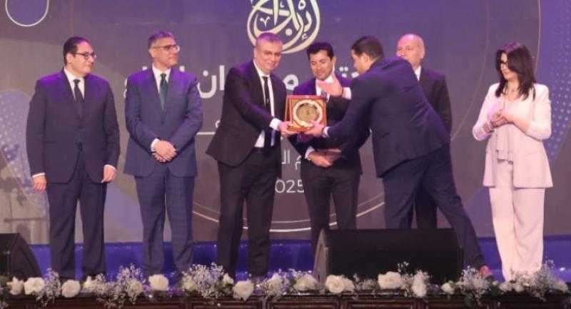وزير الشباب والرياضة يكرم عمرو الليثي بجائزة ”أفضل إعلامي” في ختام مهرجان إبداع لشباب الجامعات