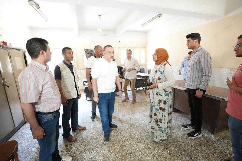 محافظ أسيوط يتفقد مركز تنمية الأسرة ببني محمديات ويوجه بإخلاء 11 جمعية أهلية غير مقننة
