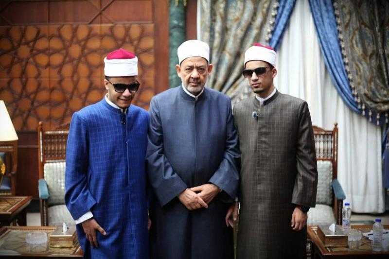 شيخ الأزهر يستقبل والدة الطالب الأزهري محمد أحمد حسن رفقة أولادها