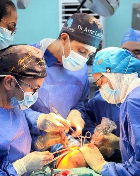 الصحة تعلن نجاح جراحة دقيقة لإزالة ورم من فك مريضة بمستشفى الشيخ زايد التخصصي