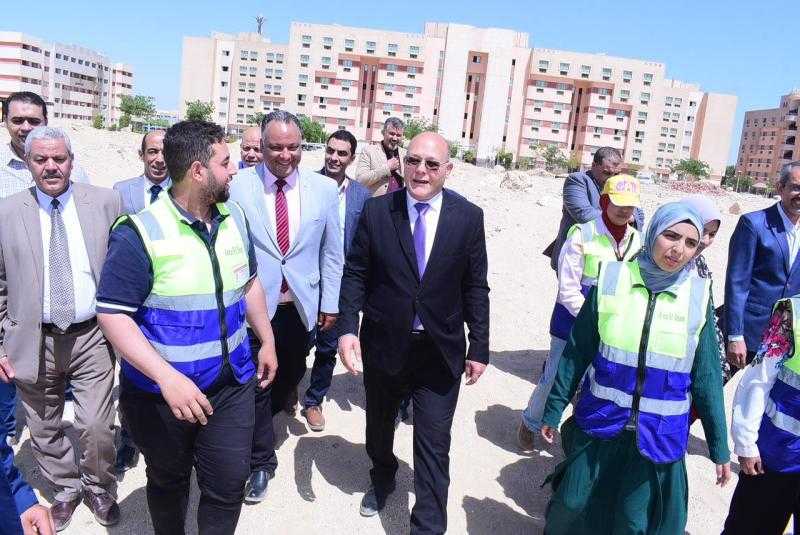 رئيس جامعة سوهاج يلتقي مع طلاب برنامج المساحة والخرائط بكلية الآداب خلال التطبيق العملي والميداني للمشروع المساحى