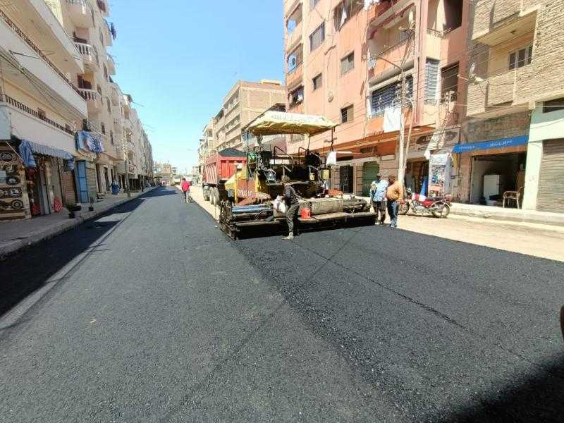محافظ الغربية يتابع أعمال رصف الطبقة الرابطة بشارع المجلس الشعبي المحلي بالسنطة بطول 170