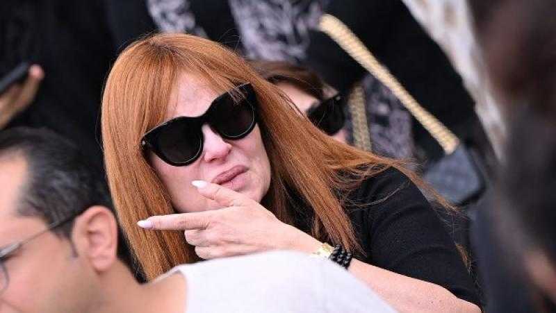 كارول سماحة تتلقى عزاء زوجها المنتج الراحل وليد مصطفى بمسجد الشرطة