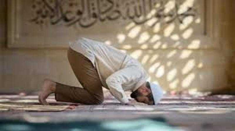 هل من ترك التشهد الأوسط أثناء الصلاة عليه اثم ؟.. الإفتاء تجيب