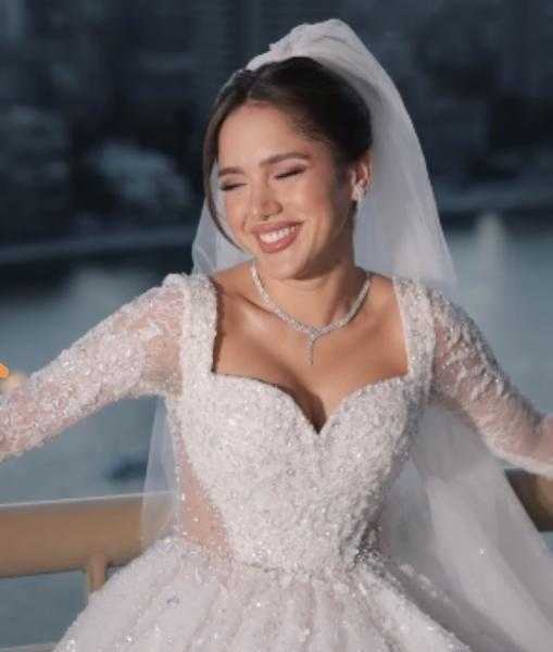 رنا رئيس تبدأ حفل زفافها برقصة على المسرح مع زوجها وسط أجواء مميزة