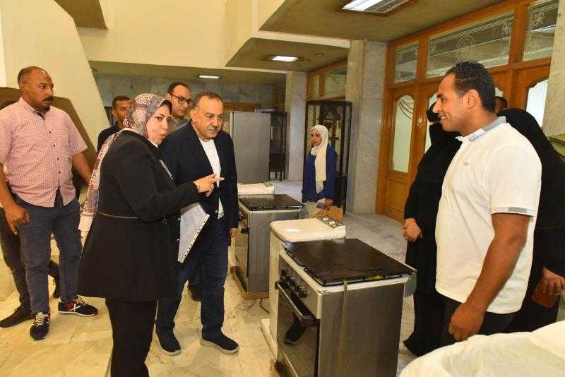 محافظ أسيوط يسلم كراسي متحركة وسماعات طبية للأطفال من ذوي الإعاقة وأجهزة للعرائس المقبلات على الزواج