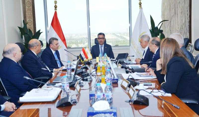 وزير التموين يبحث مع رئيس مجلس إدارة شركة الزيوت المستخلصة سبل تعزيز الإنتاج وتحقيق الاستقرار في السوق المحلي