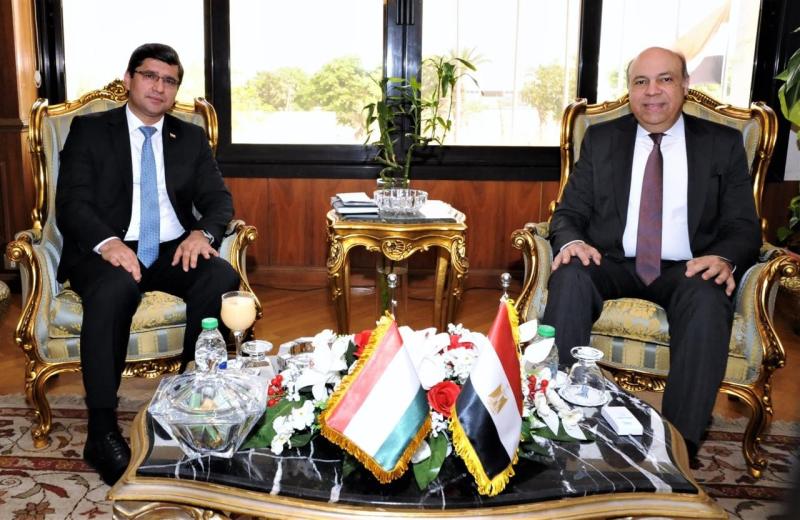 وزير الطيران المدني يبحث مع سفير طاجيكستان فرص التوسع في الربط الجوي بين البلدين