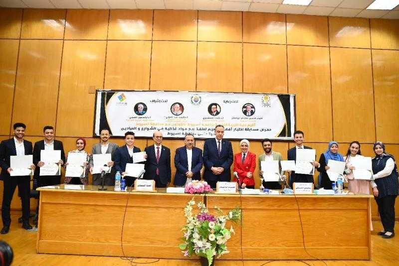 المنشاوي ومحافظ أسيوط يفتتحان المعرض الفني لطلاب كلية التربية النوعية بجامعة أسيوط