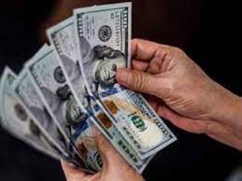 خبير اقتصادي يكشف عن سعر الدولار العادل الفترة الحالية