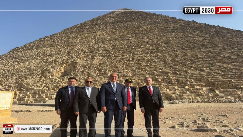 وزير الثقافة والسياحة التركي يزور منطقة أهرامات الجيزة