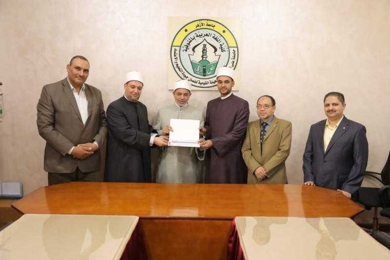 رئيس جامعة الأزهر يكرم خريجي دورة الأكاديمية العسكرية من أبناء كلية اللغة العربية بالمنوفية