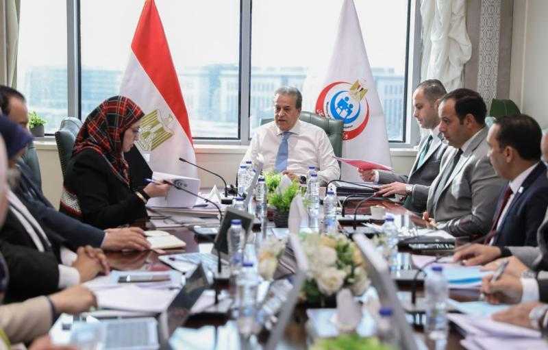 وزير الصحة والسكان يناقش مشروع موازنة قطاع الصحة للعام المالي 2026/2025