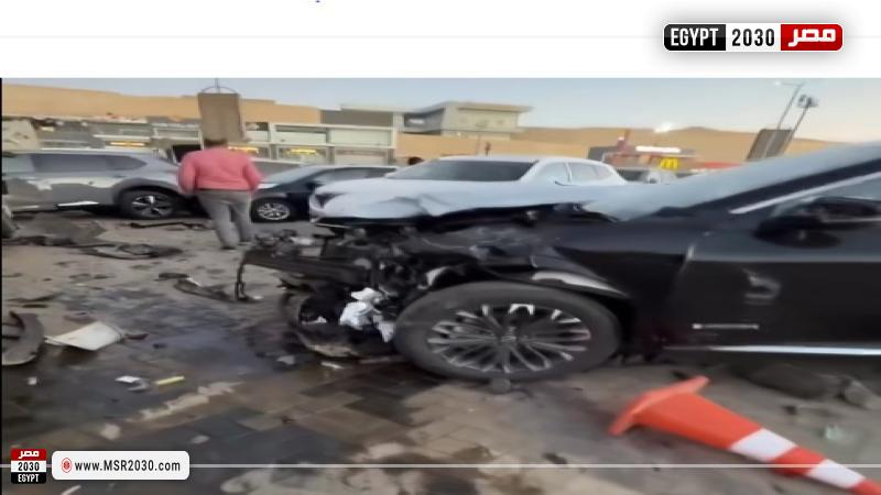 تريلا تقتحم معرض سيارات