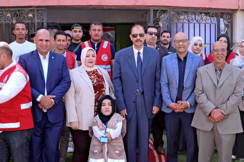 محافظ سوهاج يتفقد قافلة تركيب الأطراف الصناعية بمستشفى الهلال الأحمر بالحويتي