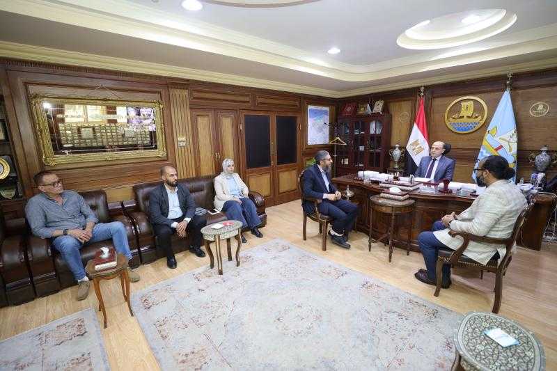محافظ كفرالشيخ يناقش جهود حماية السواحل مع وفد مشروع تعزيز التكيف مع تغير المناخ