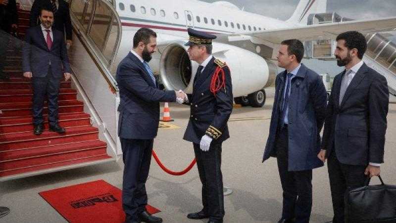 في أول زيارة رسمية له إلى أوروبا.. الشرع يصل باريس للقاء ماكرون