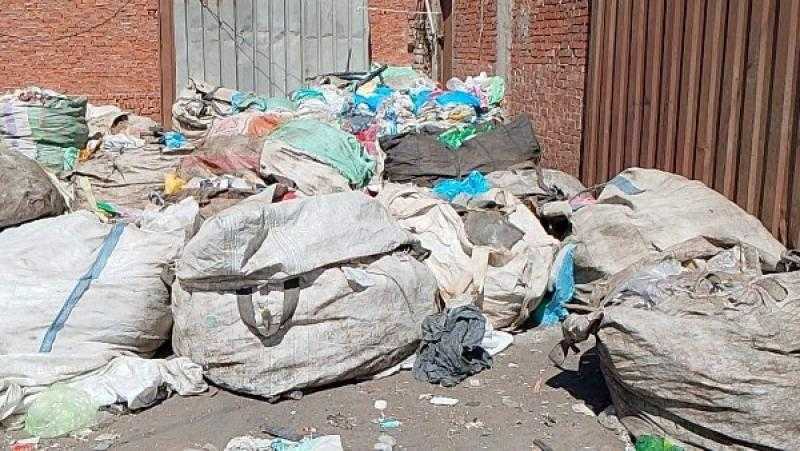 كواليس يوميات عمال النظافة بالقاهرة في مواجهة 20 ألف طن قمامة