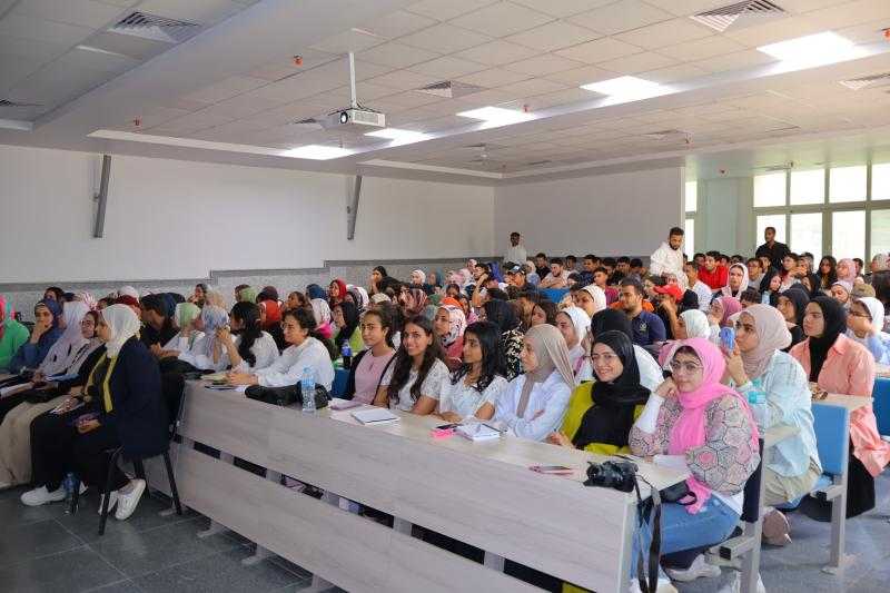كلية العلوم بجامعة حلوان الأهلية تنظم ورشة عمل لتدريب طلابها على أحدث الأجهزة العلمية