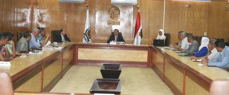 رئيس جامعة جنوب الوادي يجتمع مع فريق وحدة الشهادات والاوراق الثبوتية