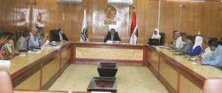 رئيس جامعة جنوب الوادي يجتمع مع فريق وحدة الشهادات والاوراق الثبوتية