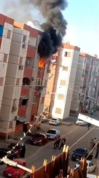 الدخان غطى السماء.. حريق هائل يلتهم وحدة سكنية بمدينة الأمل في السويس